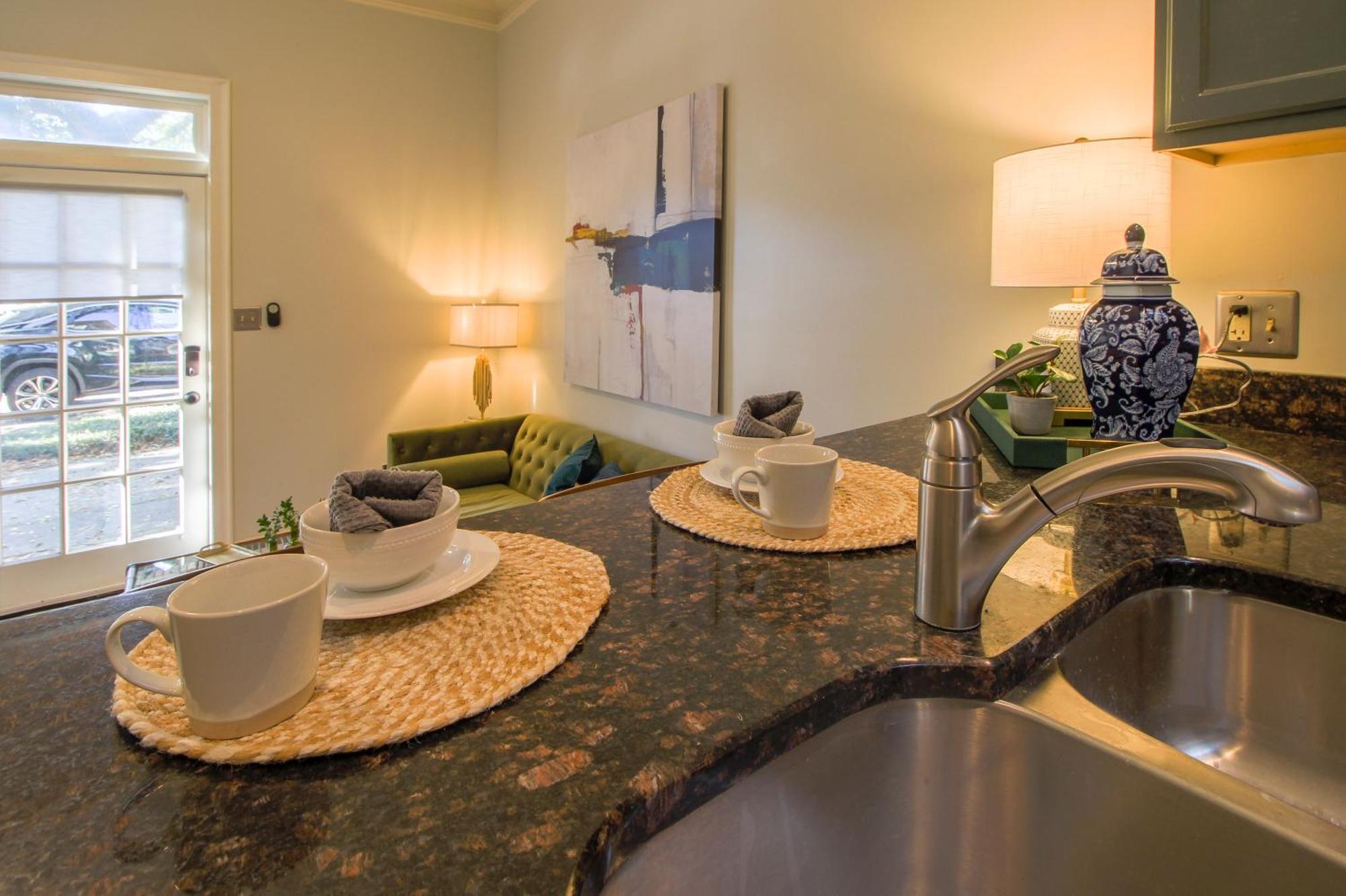 شقة Private Patio Retreat In Charming Downtown سافانا المظهر الخارجي الصورة